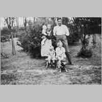 020-0106 Kapkeim 1942, Gustav Zepik auf Heimaturlaub mit Ehefrau Emma und den Kindern  Hannelore, Erika u. Gustav.jpg